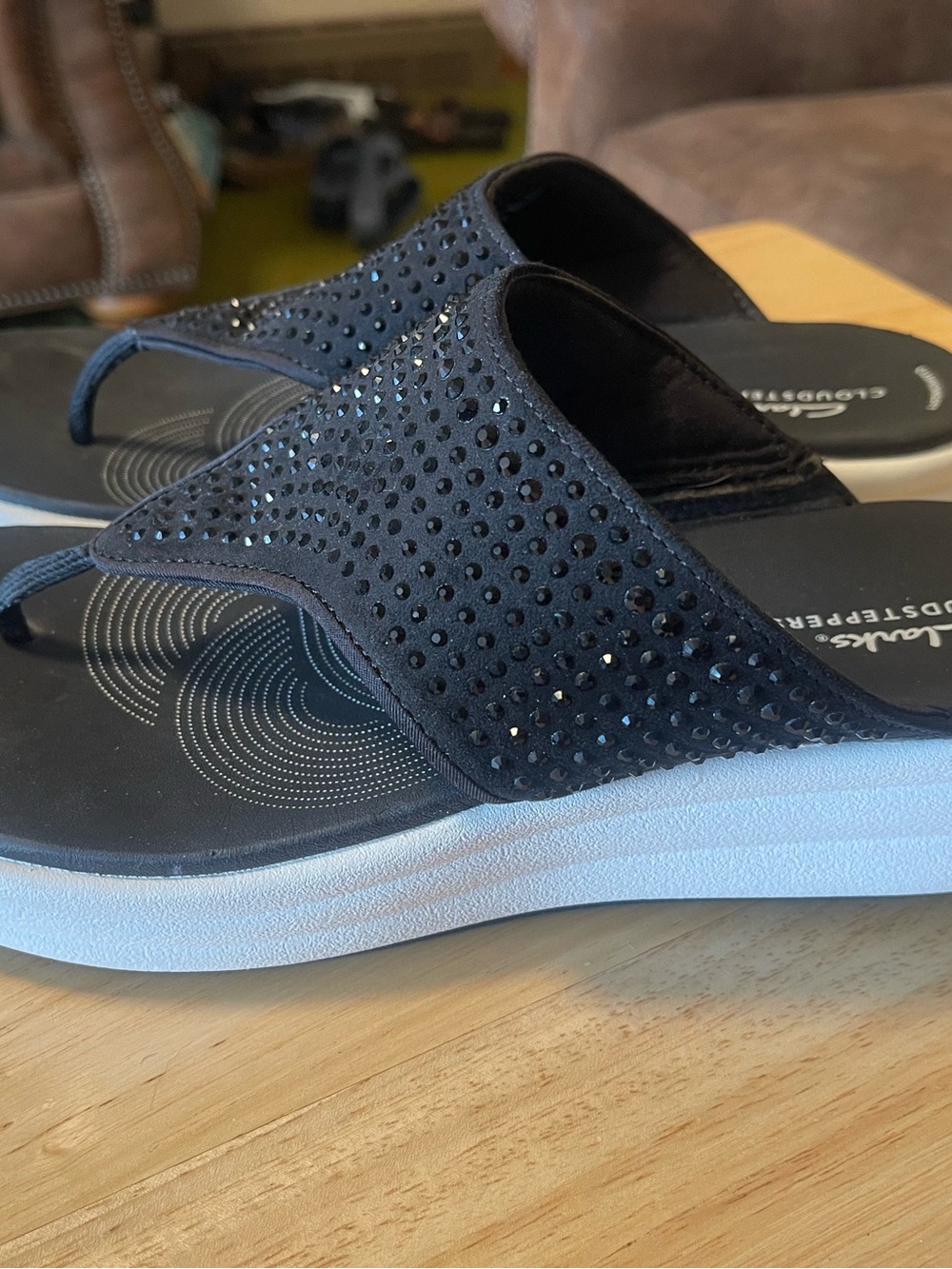 Clarks Cloudsteppers CushionSoft Studded Thong Wedge Sandals Black US 9 EU 40